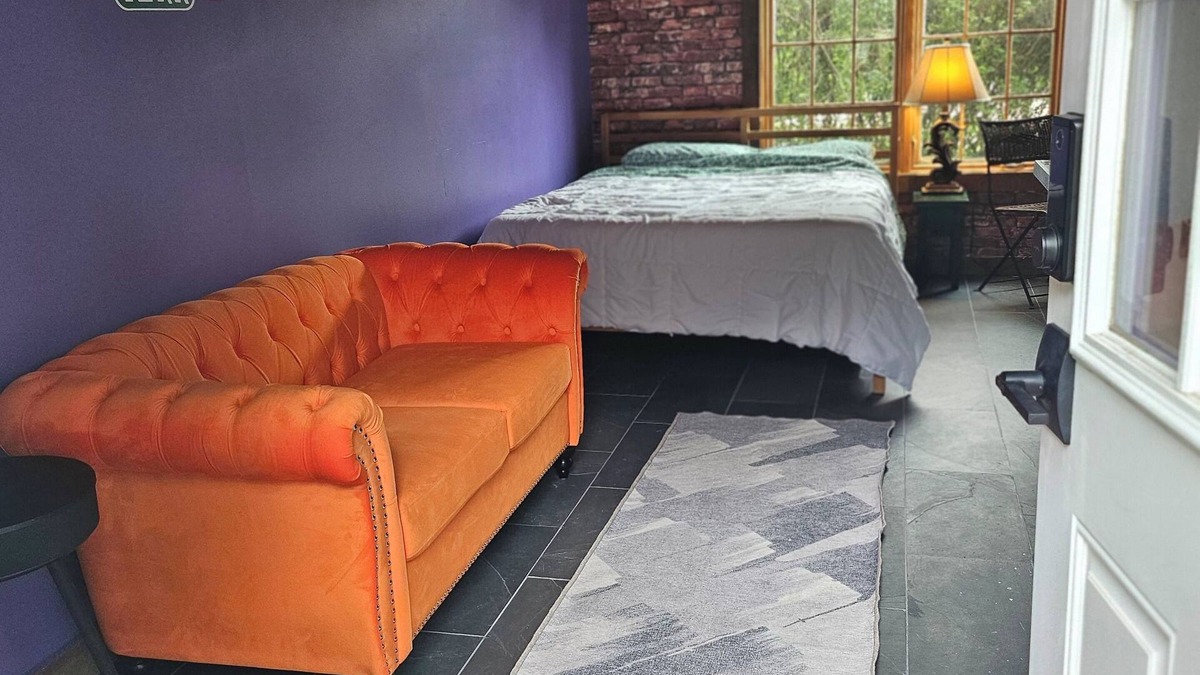 Barrington Apartment | F.R.I.E.N.D.S inspired studio in beautiful Barrington with WiFi, AC