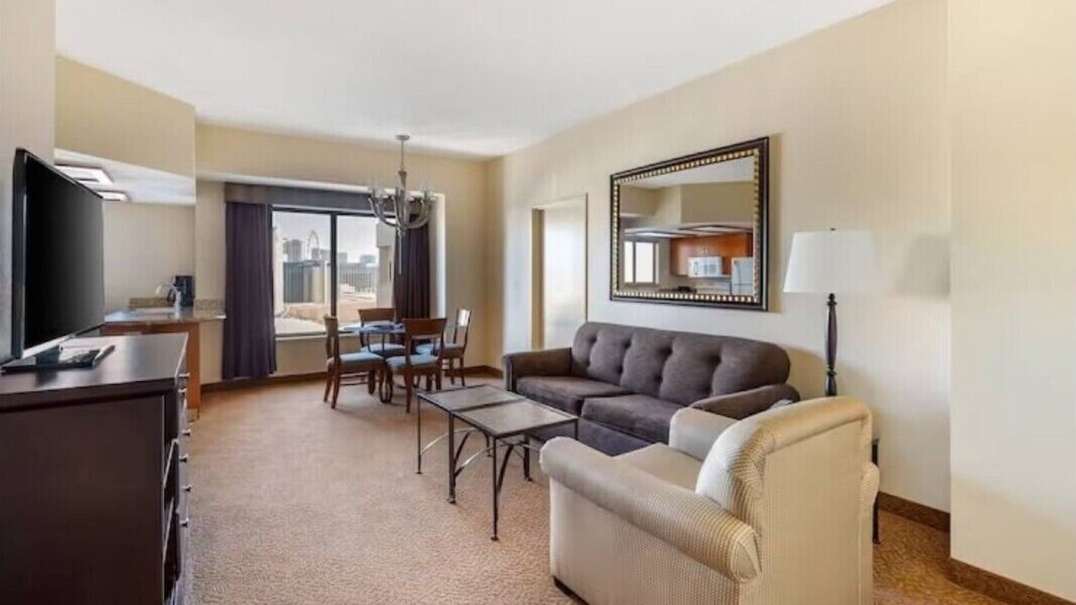 Las Vegas Apartment | F1 Vegas Grand Prix Race Week 2 Bedroom Suite