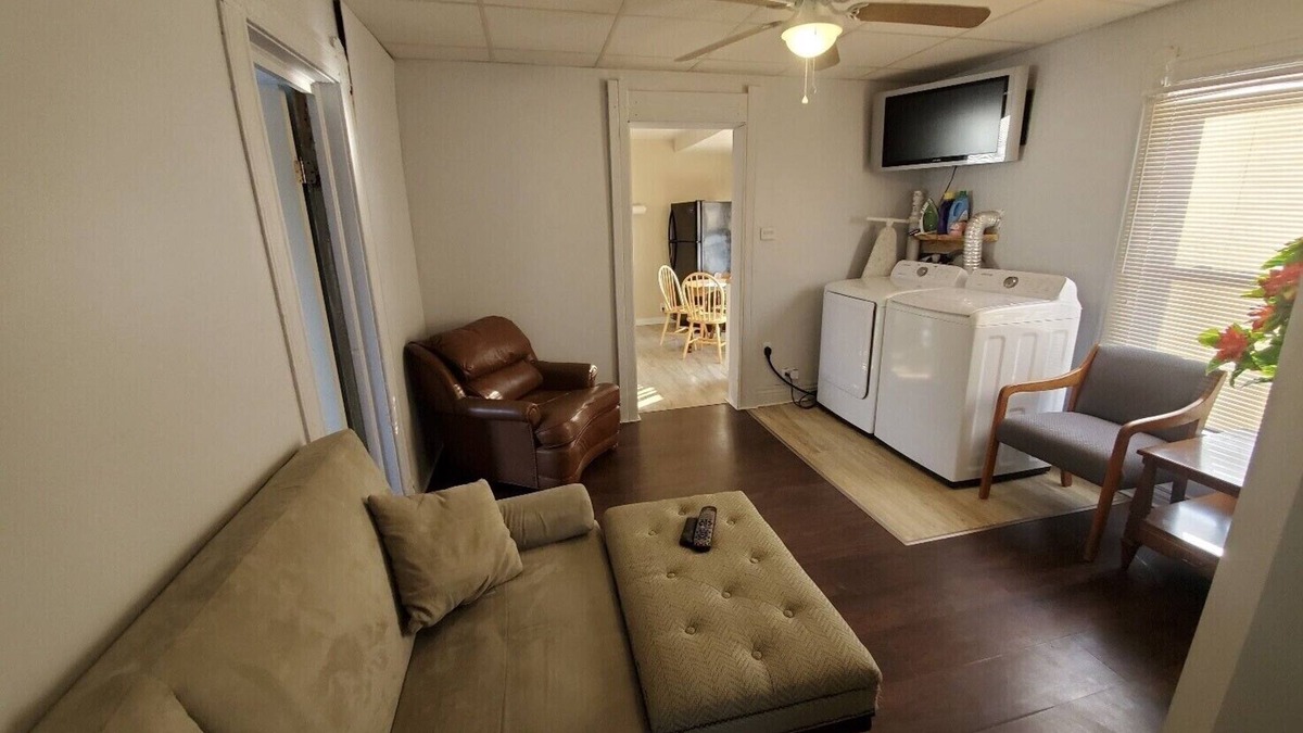 Downtown Syracuse House | (F2) 2bdrm Syracuse University living, near Destiny.