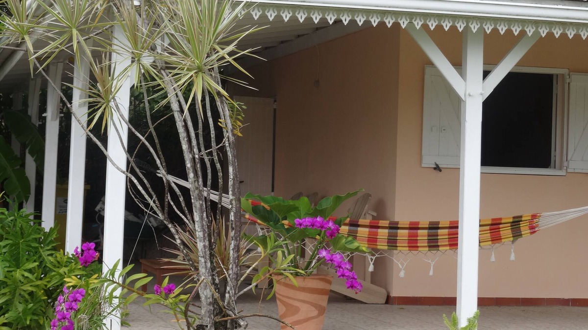 Le Lamentin Apartment | F2 Bottom corner villa with veranda and trees