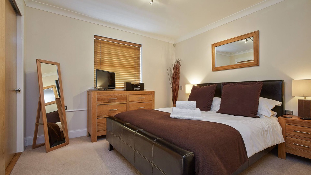 Greenham Apartment | Fab 2 Bed 2 Bath apt w/parking Jago Court Newbury