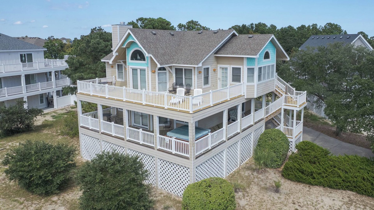 Monteray Shores House | Fab Family Vacation Home. Great Location w/Private Pool, Hot Tub & Foosball