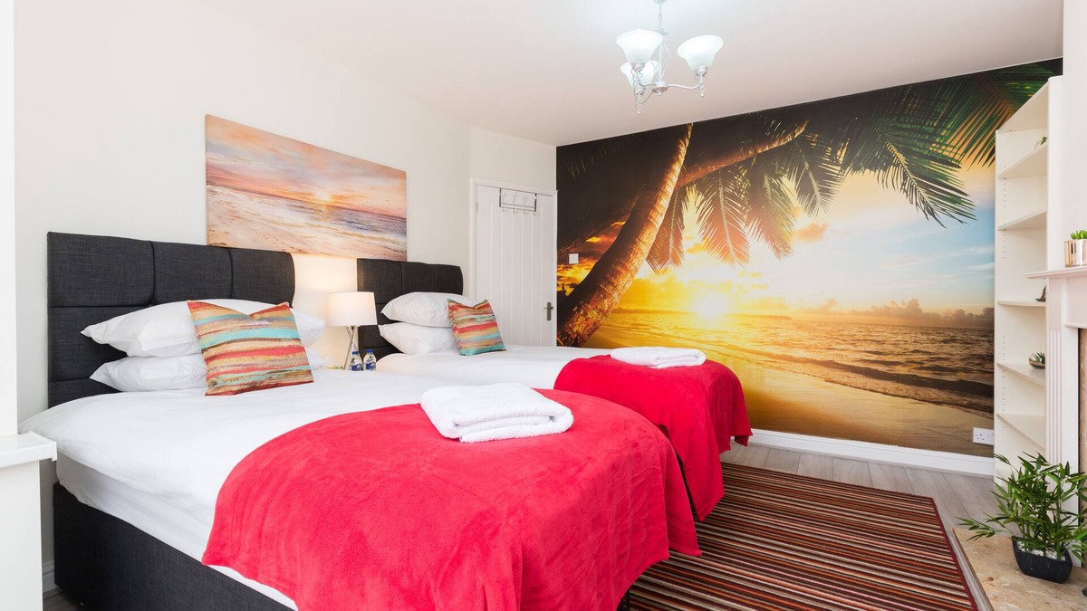 Sheldon House | Fab for Contractors or Relocations - A Stylish House & Garden+Parking
