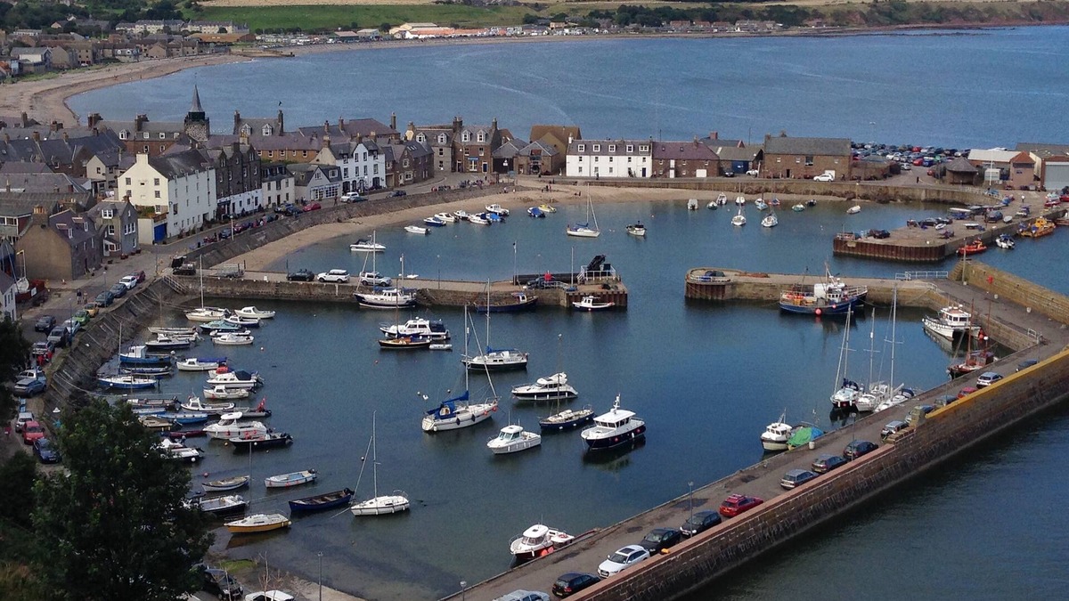 Stonehaven Apartment | FAB LOCATION - CENTRAL YET ONLY 80 M FROM SEA