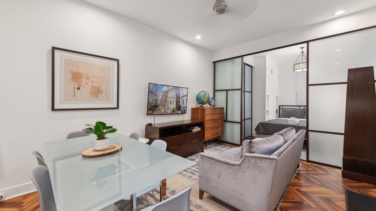 Logan Circle Apartment | FAB Logan Location- Luxury above ground with Kitchen!