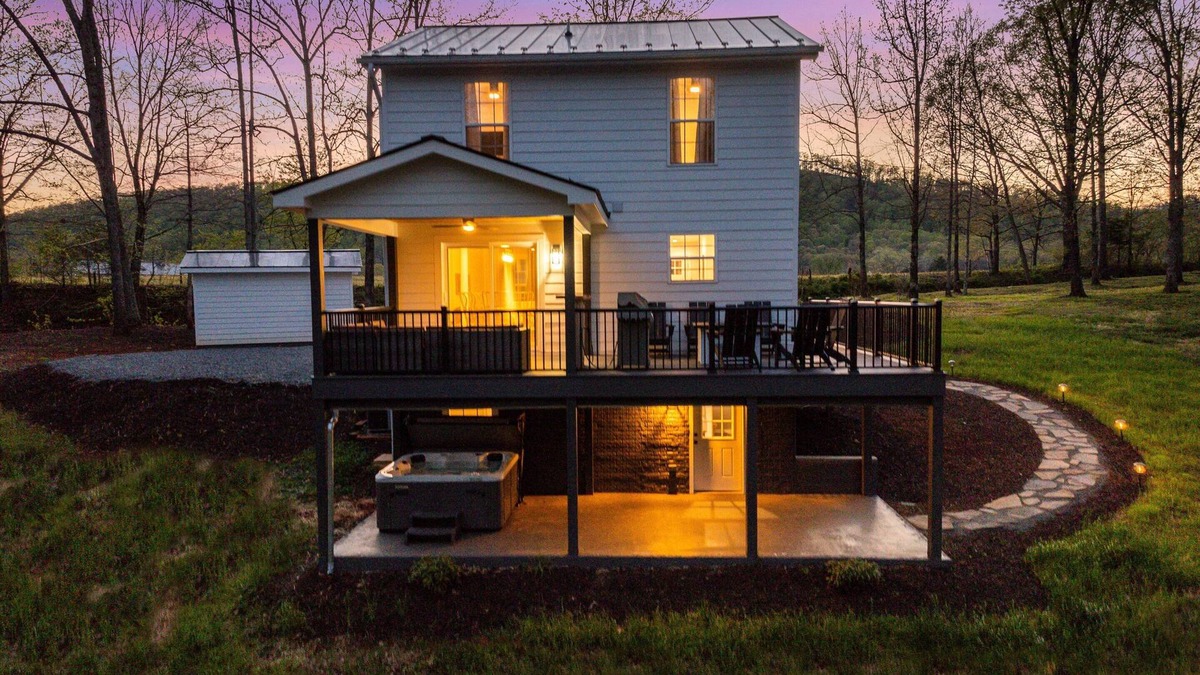 Faber House | Faber Farmhouse: Hot Tub Near & Wineries/Breweries