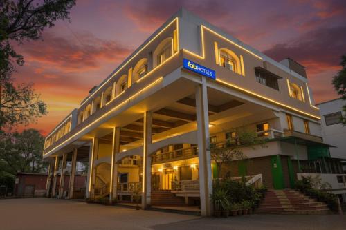 Nashik Road Hotel | FabExpress Om Sai - Nr Nashik Railway Station