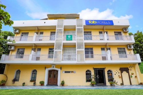 DLF Phase 3 Hotel | FabHotel Aravali Suites