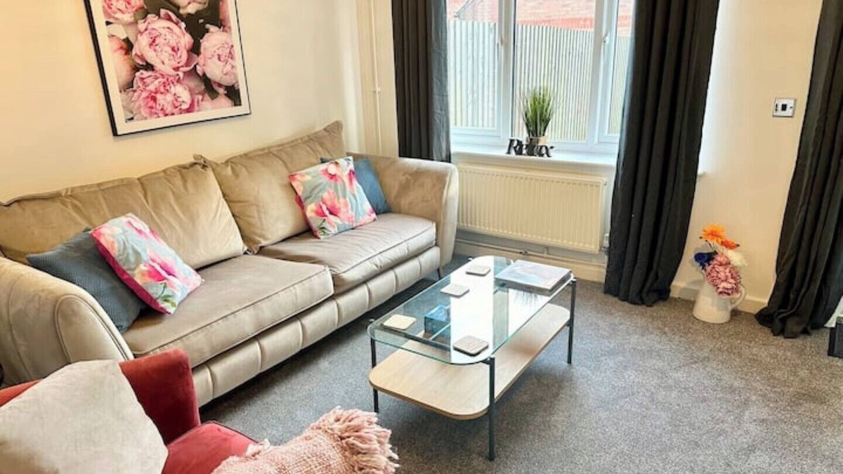Little Eaton House | Fabulous 2 bed Town house free parking Wi-FI
