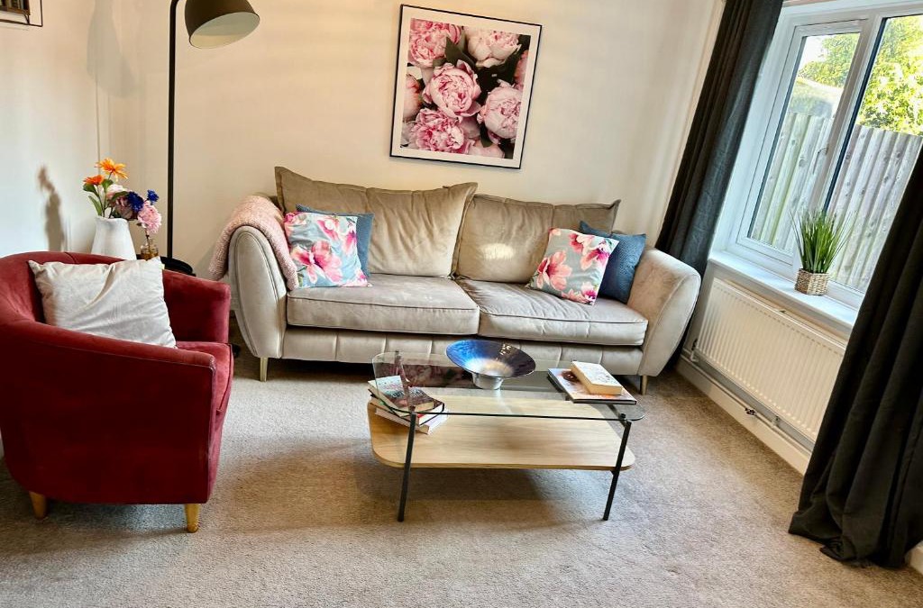 Little Eaton House | Fabulous 2 bed Town house free parking WiFI