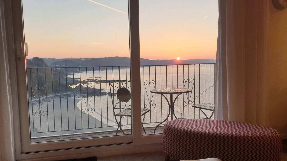 West Looe Apartment | Fabulous 2+ bedroom Apartment with Balcony, Panoramic Sea Views and Parking