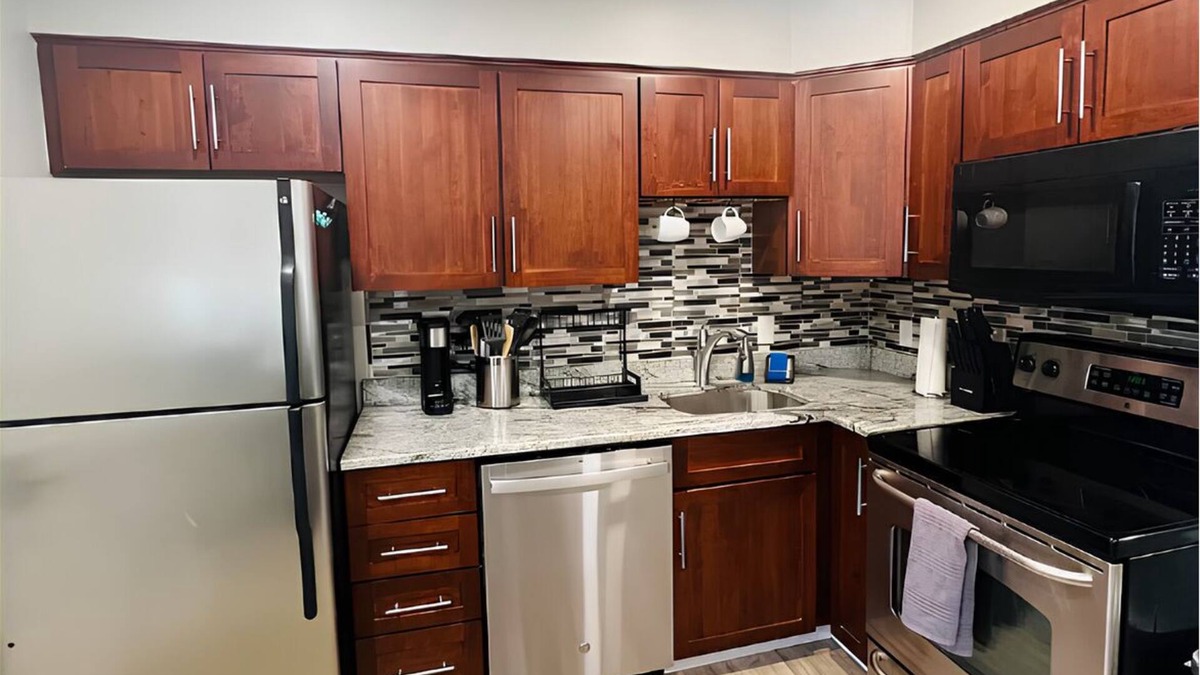 Lebanon Condo | Fabulous 2-bedroom condo with back deck in charming Lebanon