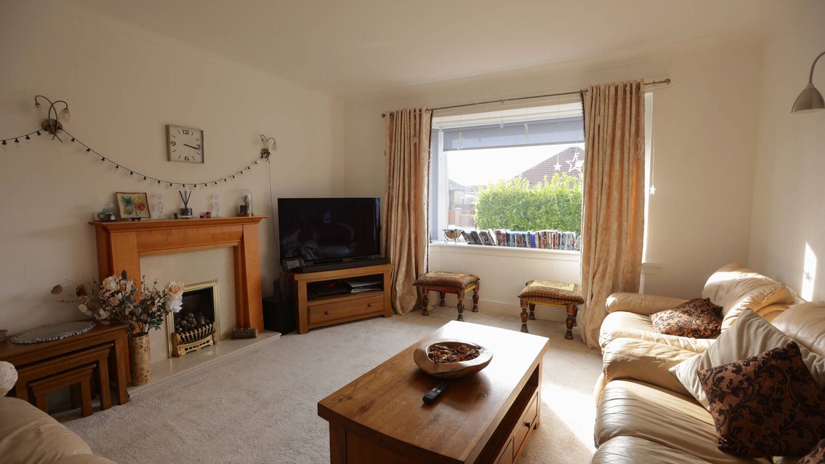 Bearsden House | Fabulous 3 bedroom Bungalow in Glasgow with Garden and Parking.