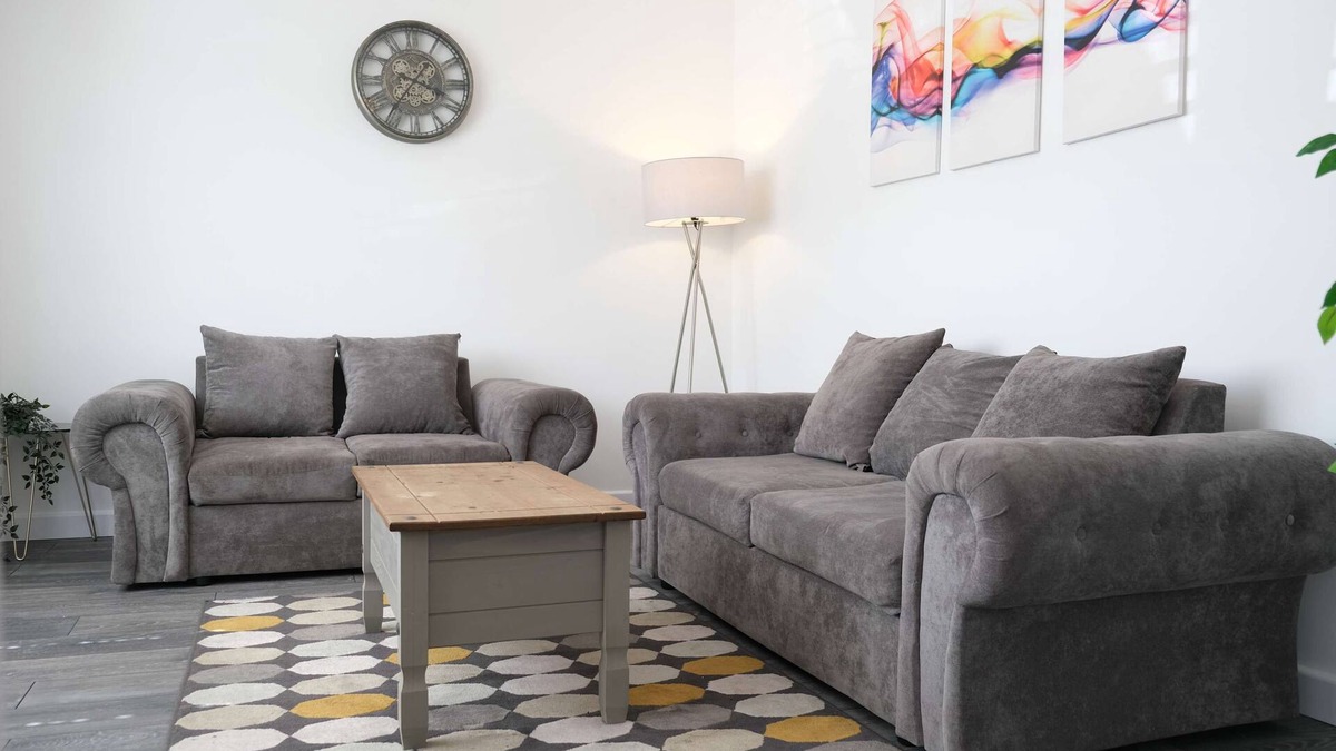 Bedford House | Fabulous 3 Bedroom Home with Parking in Bedford