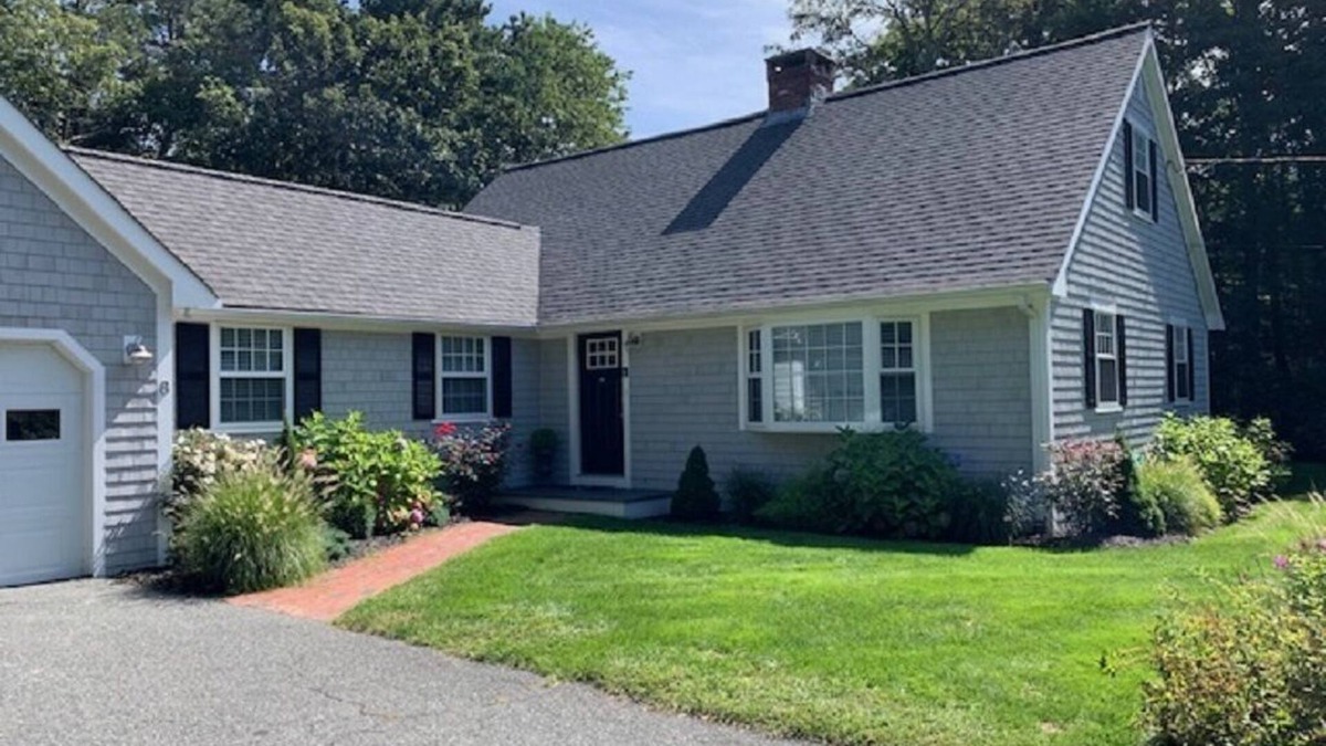 Cotuit House | Fabulous 3BR/3BA vacation house in Cotuit that sleeps 8 and only 1 mile to beach