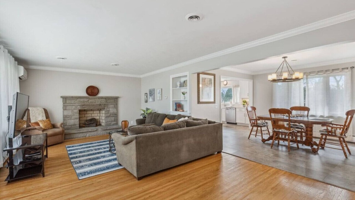 Rochester House | Fabulous 3BR Close to Airport