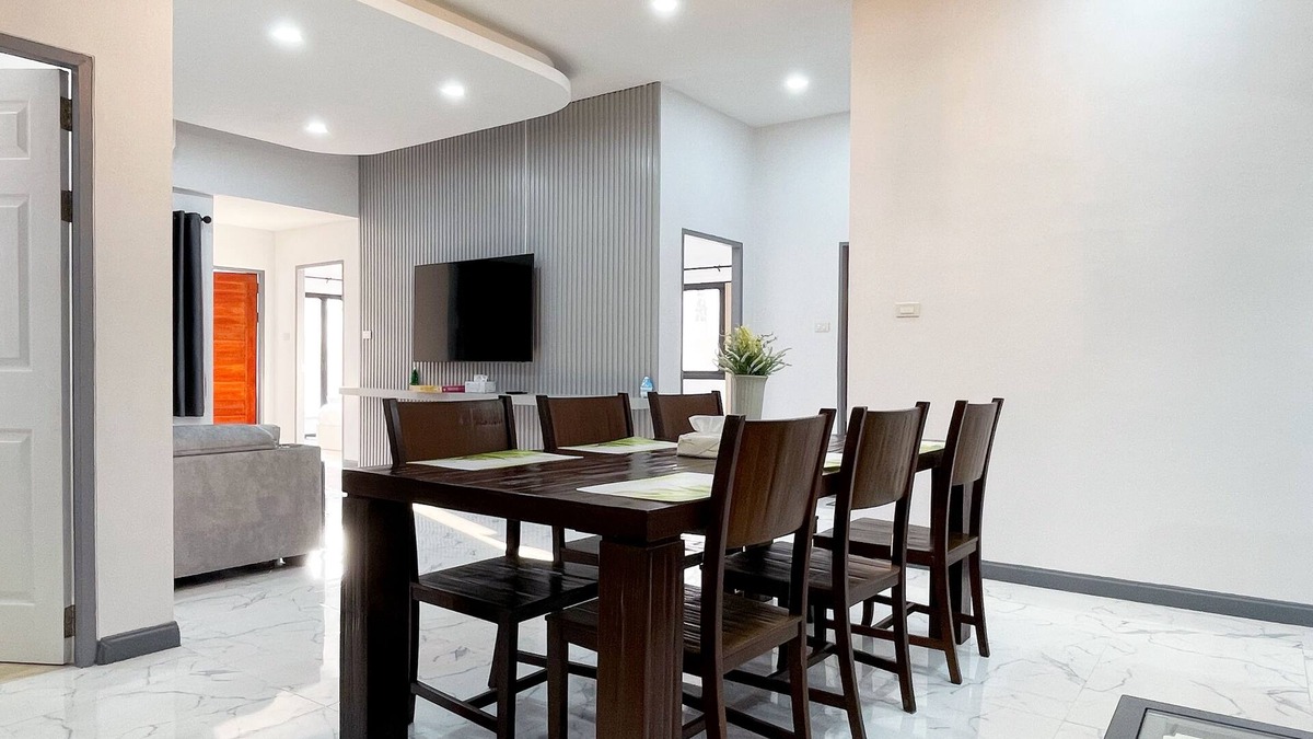 Si Sunthon Villa | Fabulous 4-bedroom villa with AC & Comfortable Beds near mall