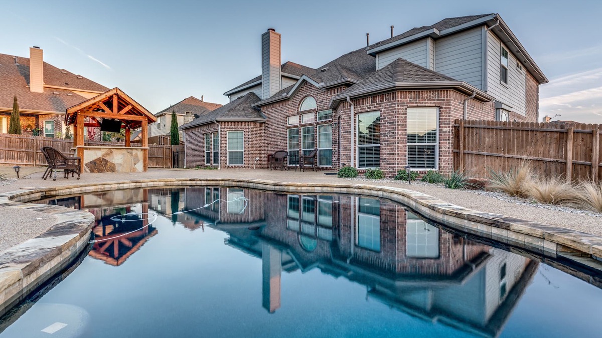 South Arlington House | Fabulous 6 Bedroom, 4 Bath Pool Outdoor Kitchen Media 3 Kings, 6 Queens, 1 Fu
