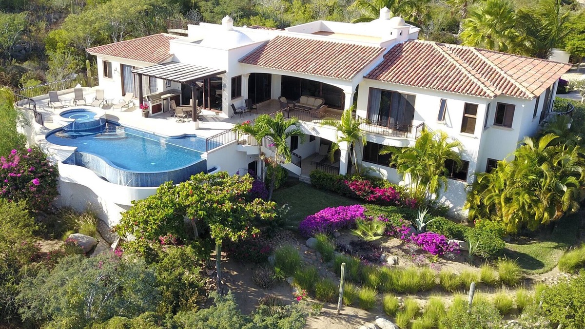 Buzzards House | Fabulous and Spacious Ocean View Villa with Golf, Pool and Amenities