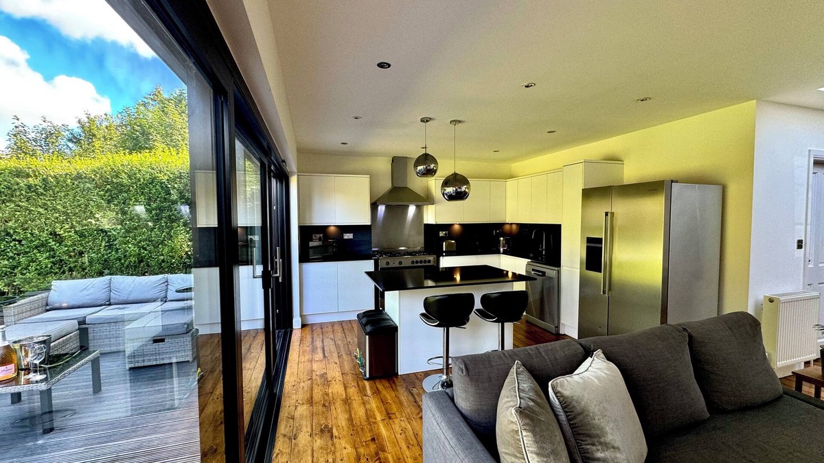Hatfield House | Fabulous Art Deco home with garden, parking n Wifi near Harry Potter (sleeps 8)