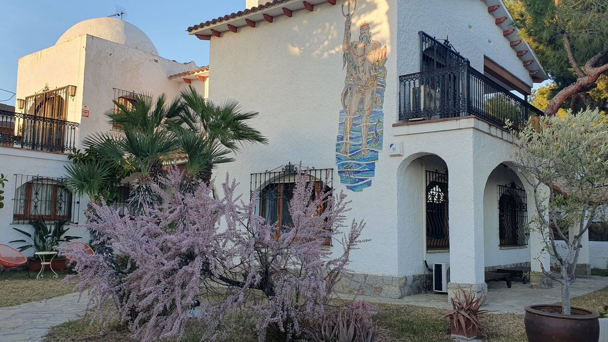 Comarruga Villa | FABULOUS BEACHFRONT VILLA VERY CLOSE TO BARCELONA