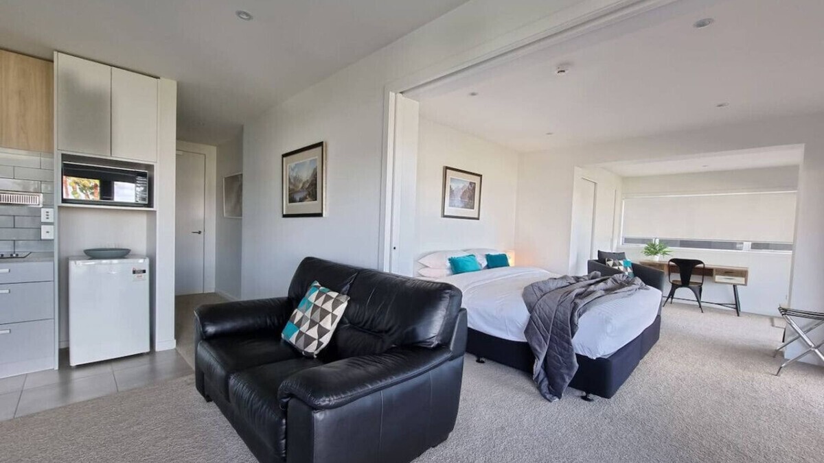 Castor Bay Apartment | Fabulous Castor Bay 1 Bedroom With Views & SkyTV
