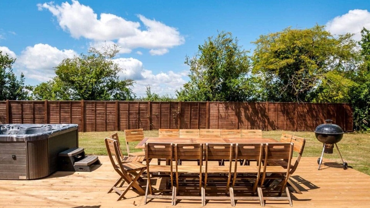 Upton Cheyney House | Fabulous cabin w/huge garden & hot tub sleeps 18