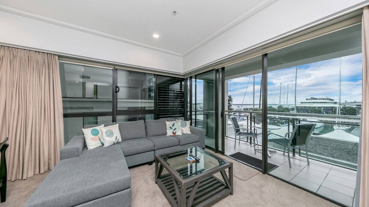 Auckland Central Business District Apartment | Fabulous Corner Apartment w/Dazzling Harbour View