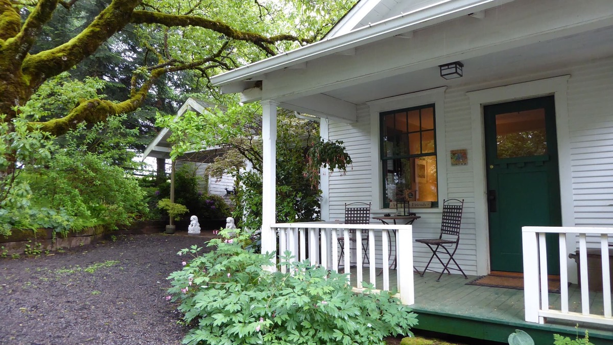 Molalla House | Fabulous Country Escape in Stylish Guest House with Private Hiking and Hot Tub.