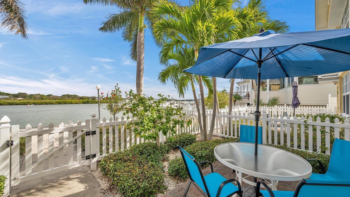 Indian Shores Condo | FABULOUS ! !DIRECT"WATERFRONT"1st FloornWalk to Beach! COZY King Bed