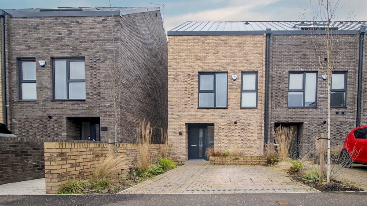 Glasgow House | Fabulous Festival Park Home Private Parking/Garden | Pass the Keys