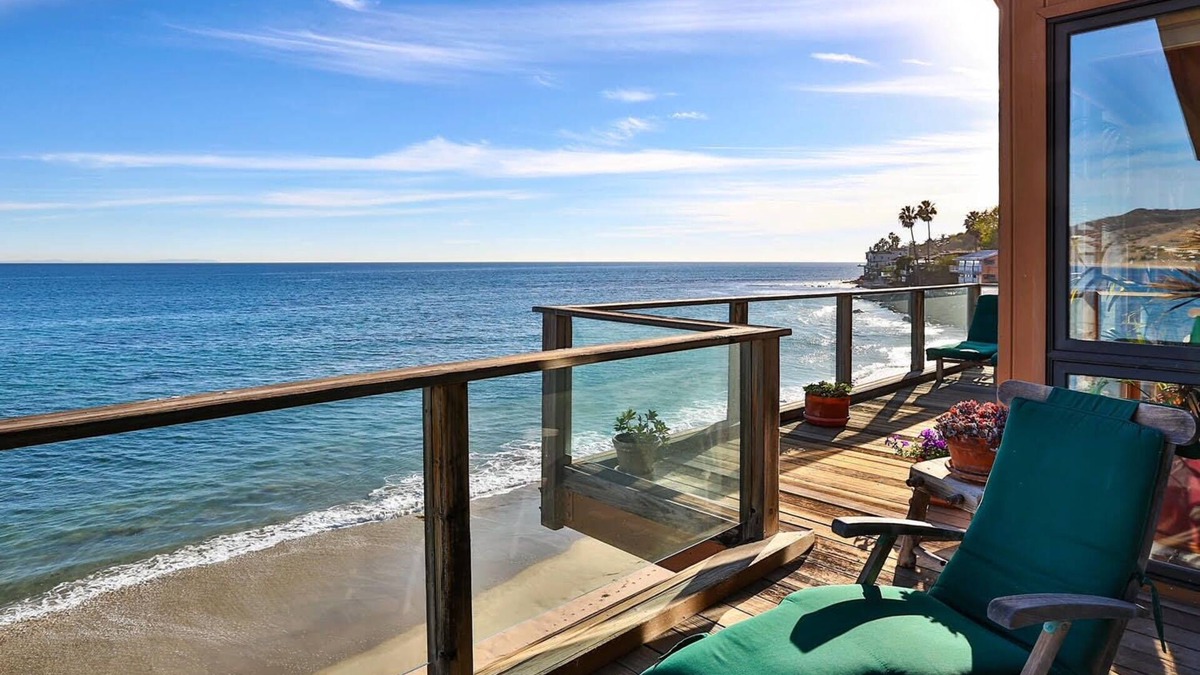 Central Malibu House | Fabulous five bedroom Malibu beach house on a dry private beach