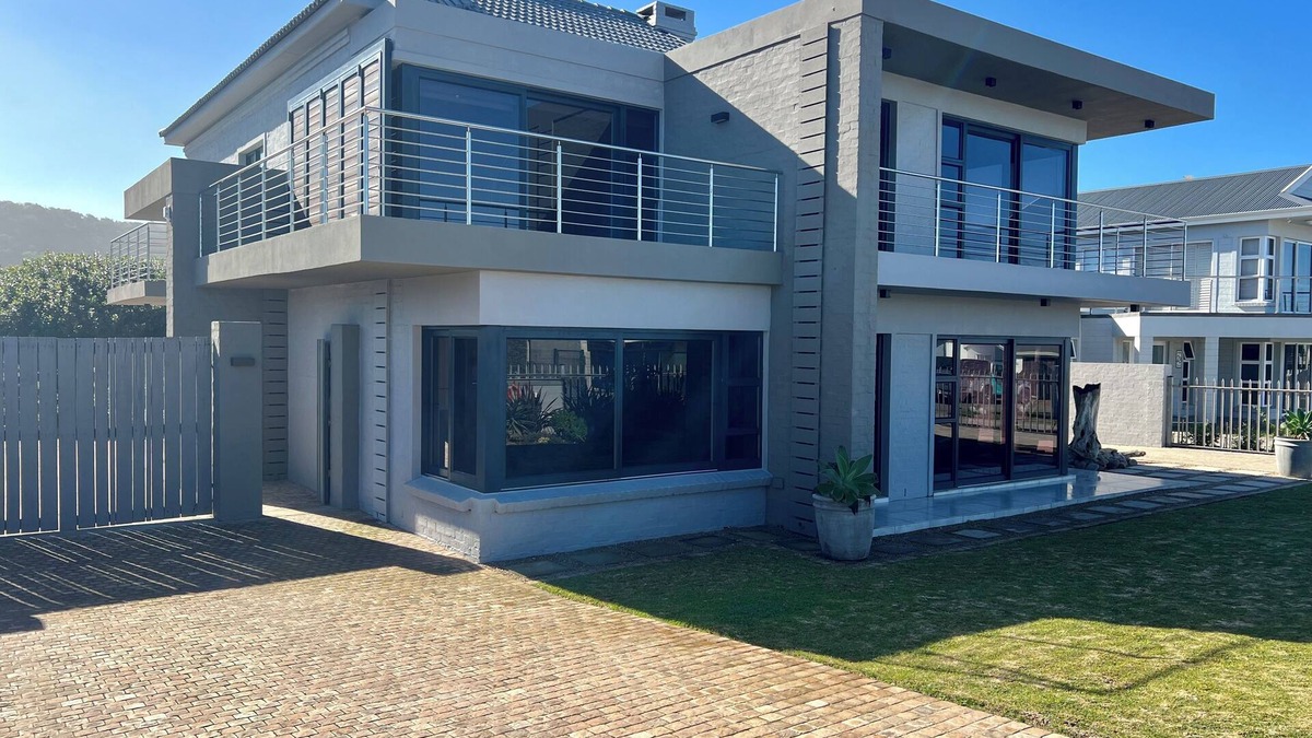 Sedgefield House | Fabulous four bedroom main house with WiFi in Sedgefield, near to the beach