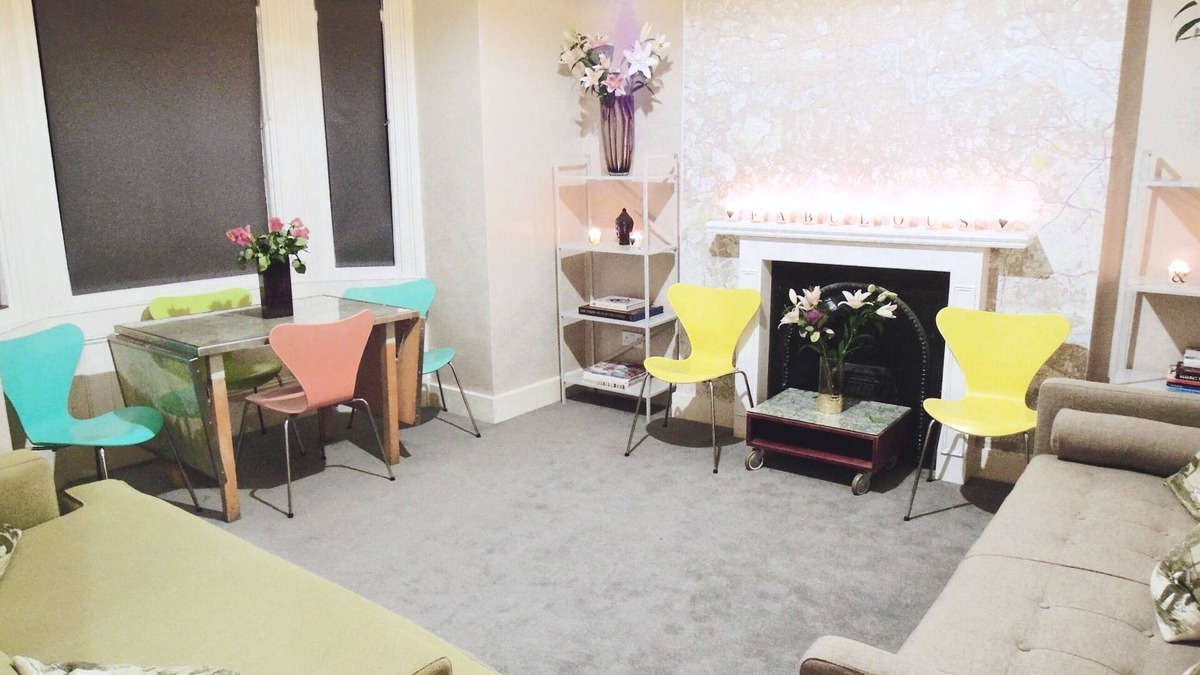 Leyton Apartment | Fabulous & Funky 3 Bedroom Flat in East London. Close to Underground & 24h Tesco