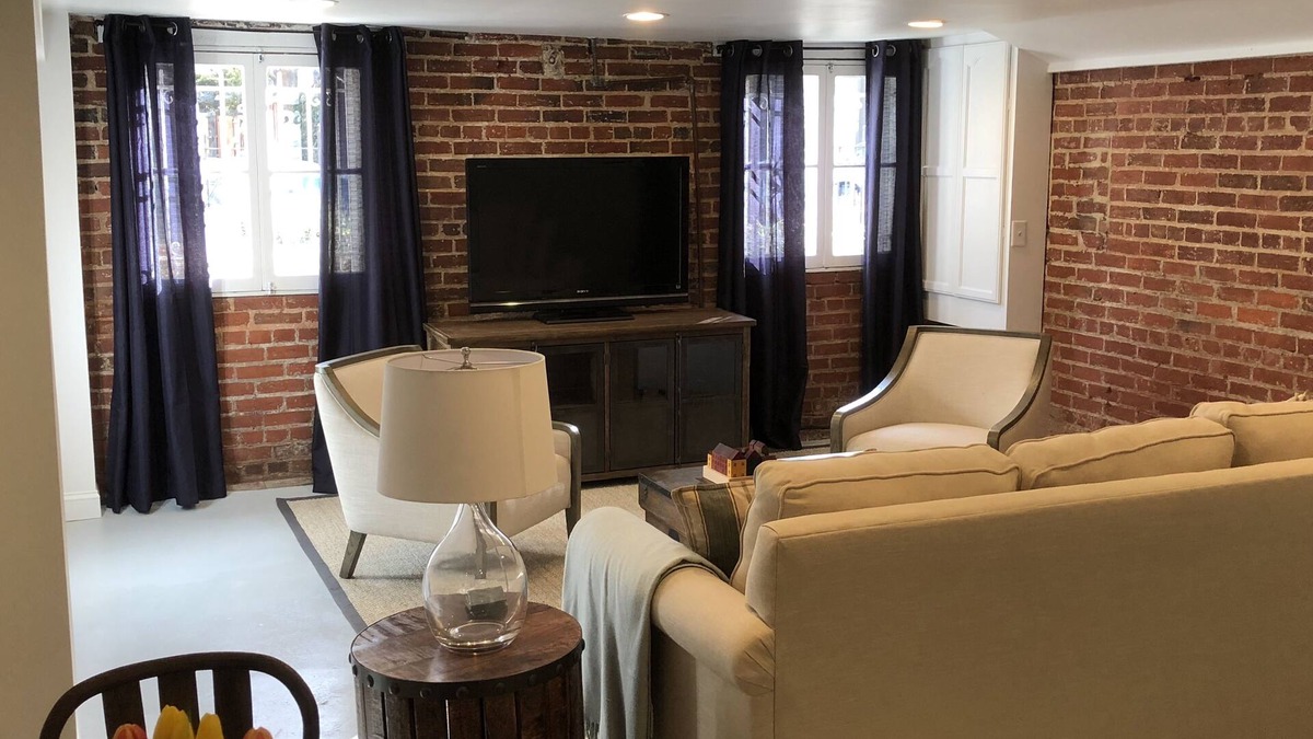 Capitol Hill Apartment | Fabulous, Historic One BR Capitol Hill Apartment