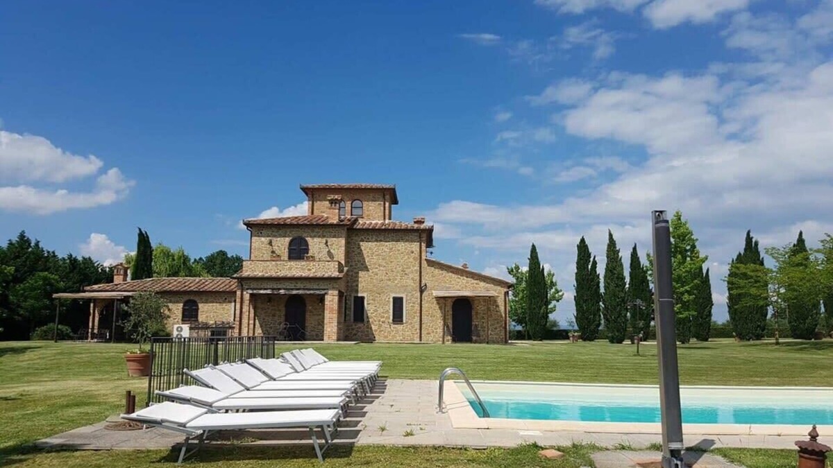 Contrada Castello Villa | Fabulous Villa Nestled Among the Vineyards and Cypresses