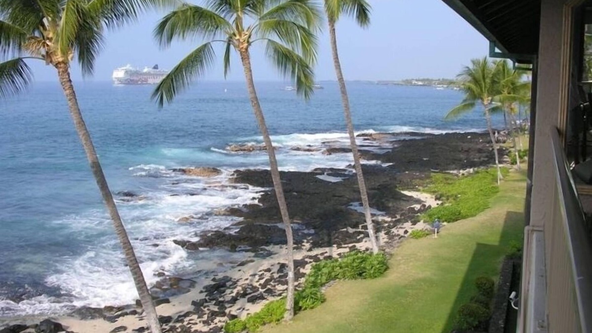 Historic Kailua Village Condo | Fabulous Kona Reef Resort Ocean Front - Penthouse Floor - 2 BR/2 BA Condo