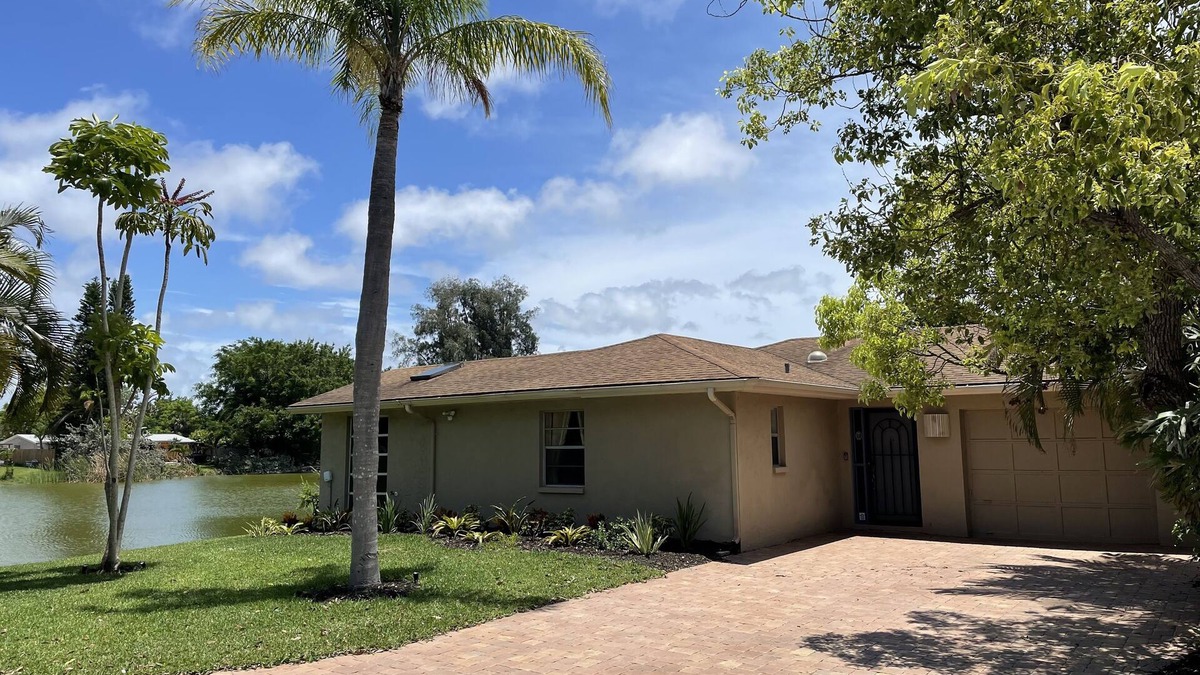 Gulf Gate Estates House | Fabulous Lake View Getaway – 2BR 2BA Home Near Siesta Key Beach! Free WiFi.