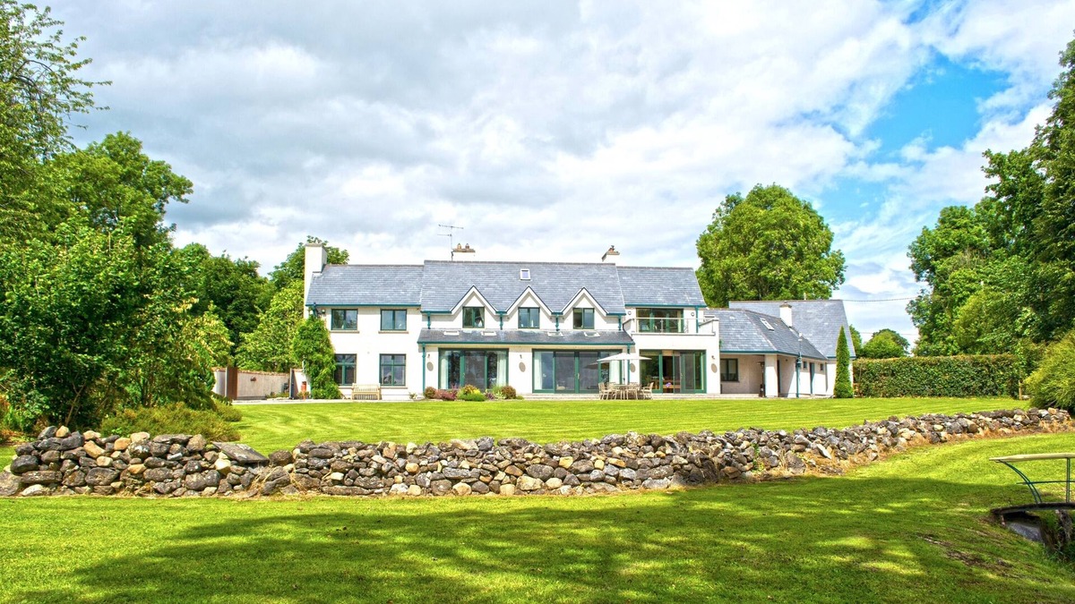 Dromineer House | Fabulous Lakeshore House with private Jetty on Lough Derg