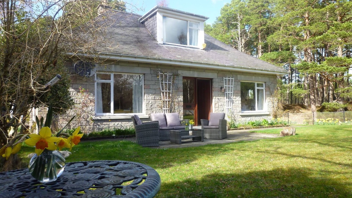 Coylumbridge Villa | Fabulous location, luxury lodge for 8+2 in cots, hot tub, garden, garage, dogs