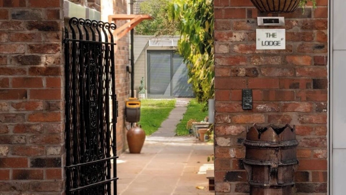 Heaton Norris Cabin | Fabulous Lodge located in a leafy suburb mins from Restaurants Cafes Pubs Shops