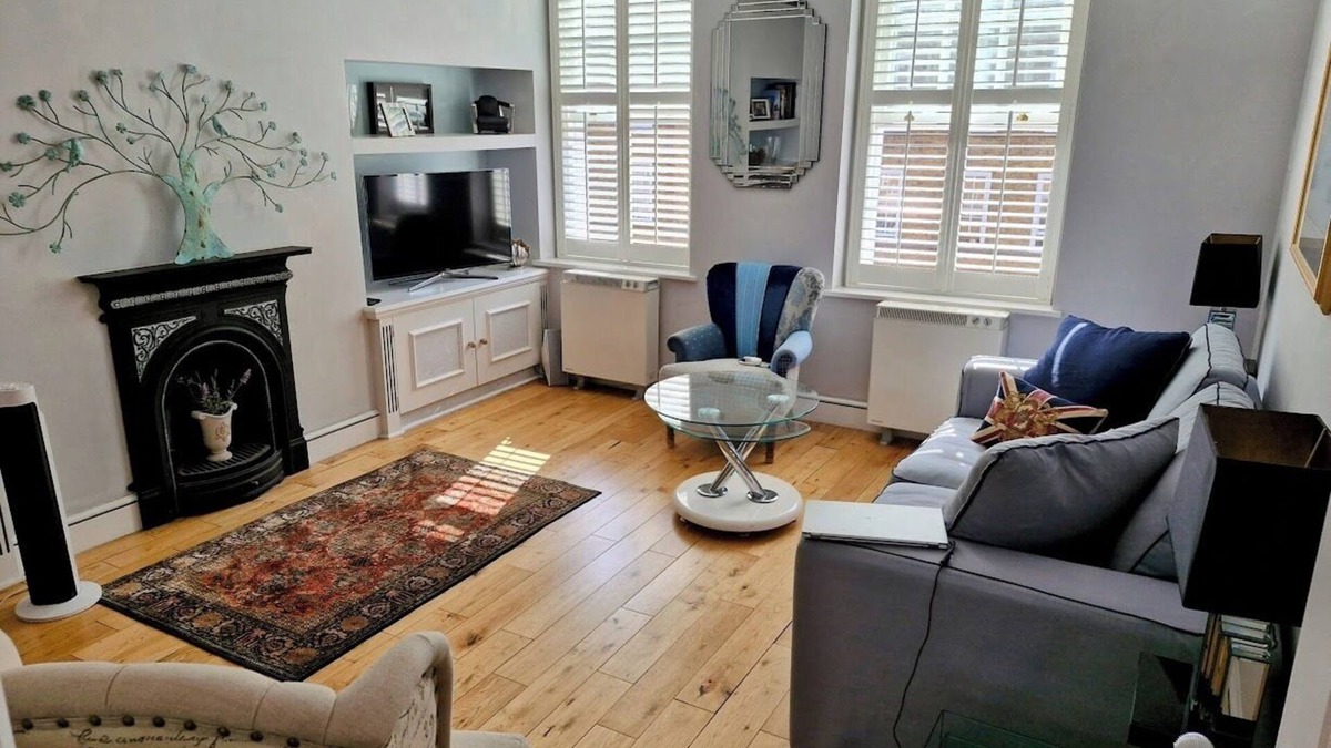 St. Mary's Park Apartment | Fabulous one double bedroom flat in garden setting by the river in Battersea
