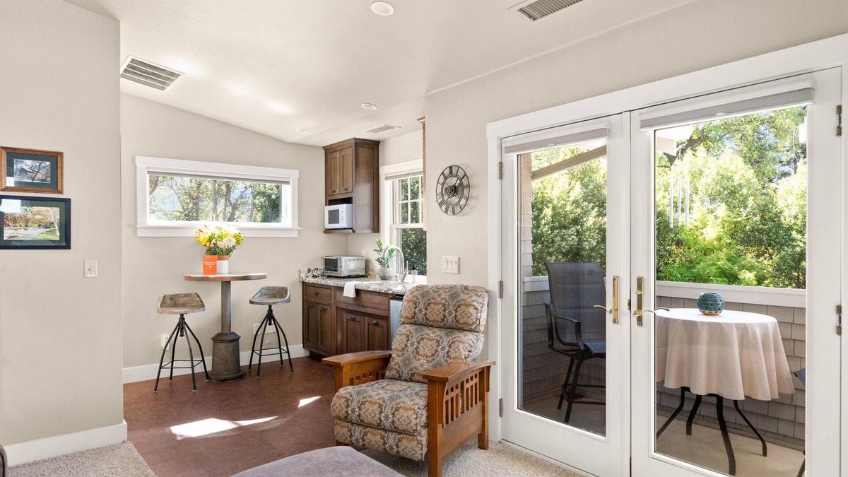 Chico House | Fabulous ParkSide King Suite Studio w/Balcony - Steps away from Lower Bidwell Park