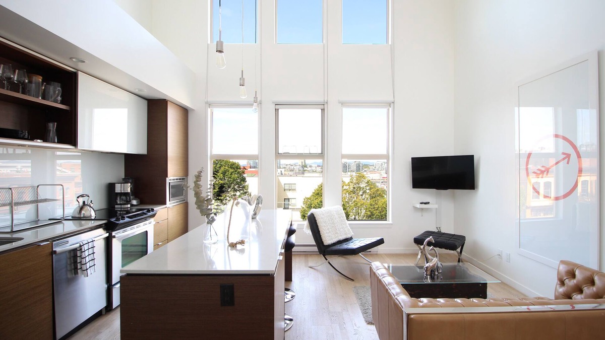 Downtown Victoria Condo | Fabulous Penthouse Loft in ❤︎ of Victoria