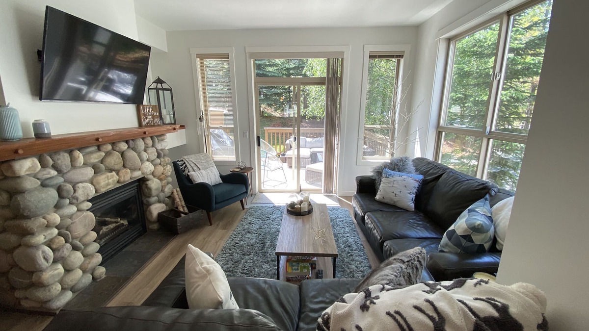East Kootenay House | Fabulous Ski-in/out Renovated 3 Bdrm Upper Village Townhome with bdrm AC & den