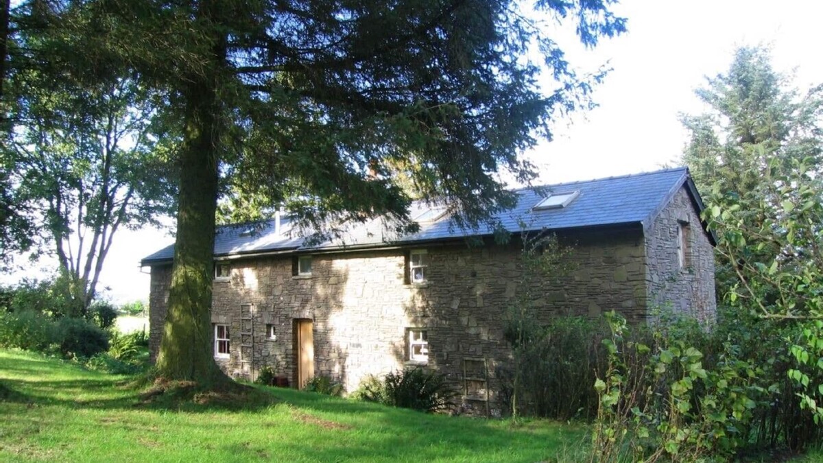 Newcastle-on-Clun Cottage | Fabulous, spacious hillside cottage in secluded garden with panoramic views