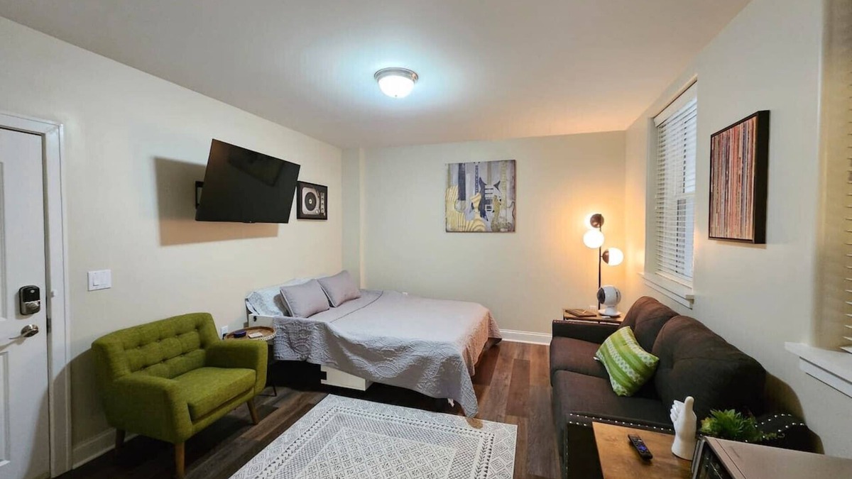 Champaign Apartment | Fabulous Stay at the Historic Inman - 203