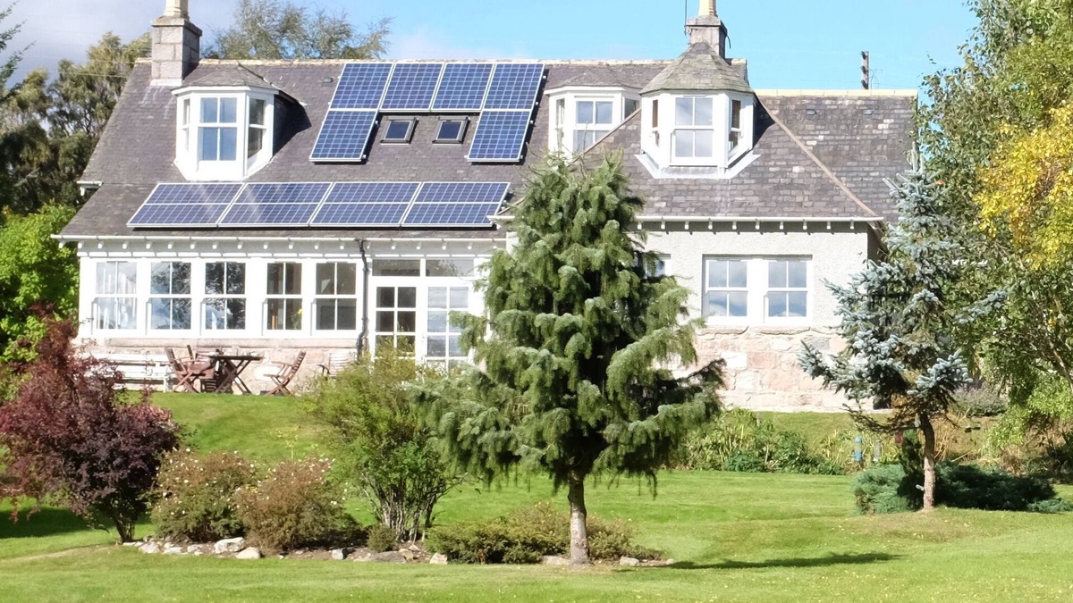 Braemar House | Fabulous sunny house in large private gardens. Sun porch & patio. Mountain views