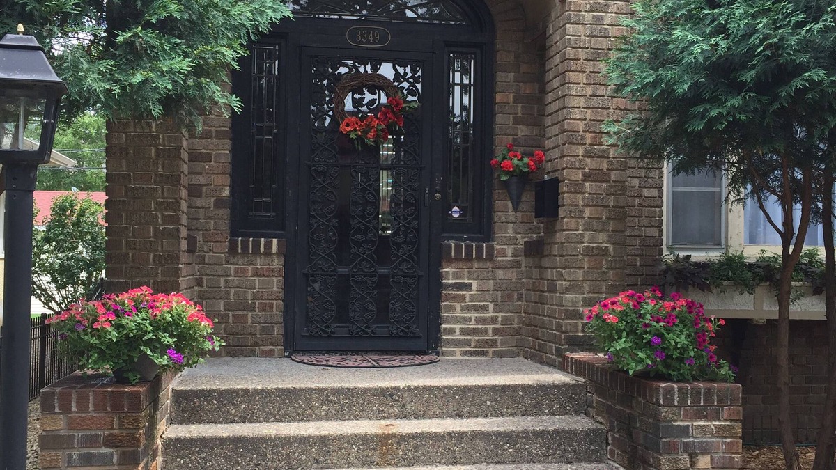 Ecco House | Fabulous Uptown Location! 7BR! Steps from Lake Bde Mka Ska! Downtown! MOA!