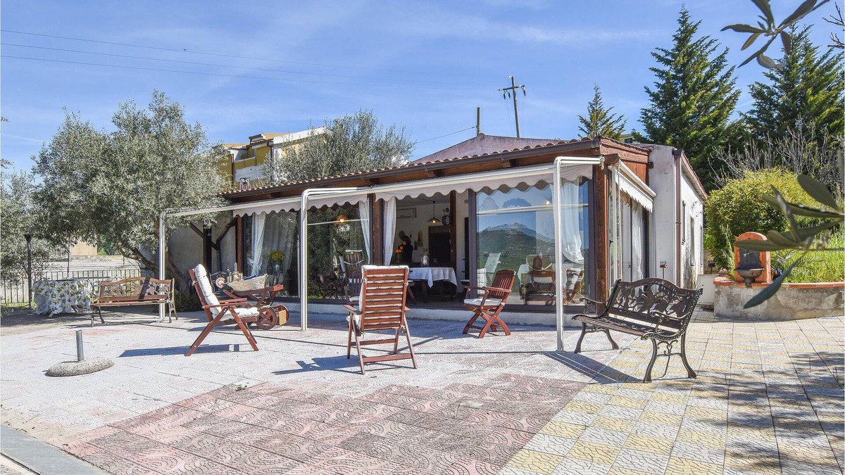 Enna House | Fabulous vacation idyll in the green countryside of Sicily.